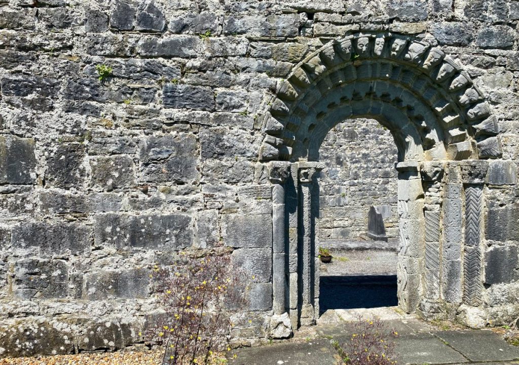 Doras tosaigh Dhíseart Uí Dhea, Condae an Chláir, Éire.